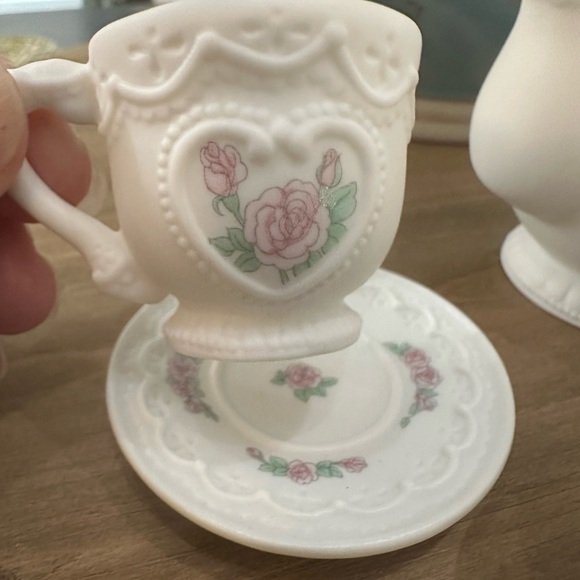 Precious Moments Miniature Tea Set with Floral Accents - Picture 10 of 12